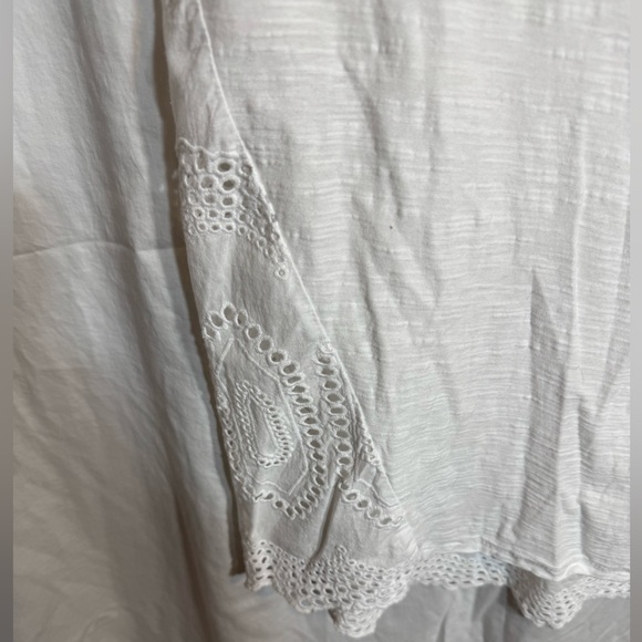 Vince Camuto Large White Short Sleeve Blouse With Lace Accent On Back - Picture 2 of 5